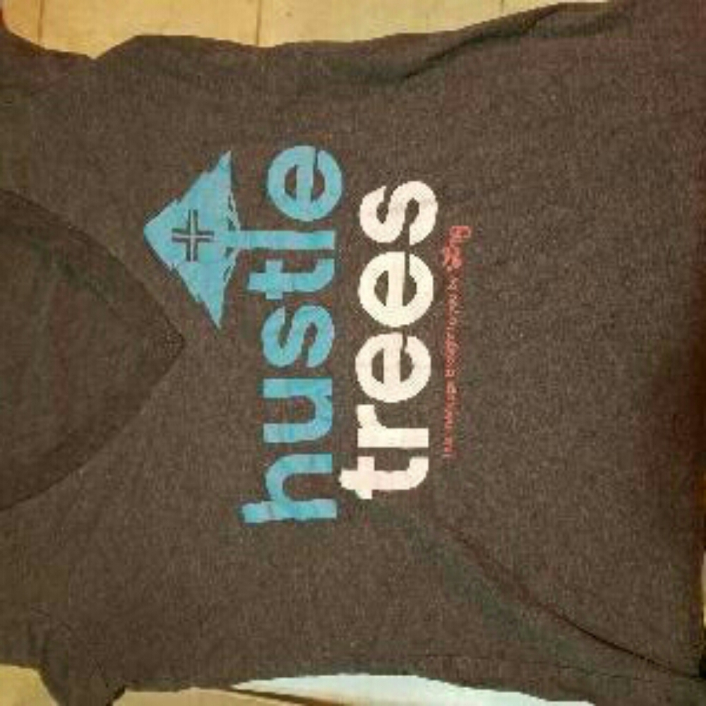 Small hustle trees v-neck